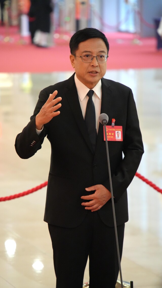 省人大代表,中国科学院高能物理研究所党委委员,中国散裂中子源二期工程副总指挥陈延伟在代表通道发言。张瑞霖/摄