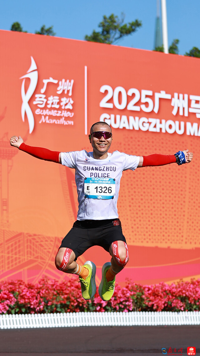 2025年12月21日，广州马拉松赛道上，一位跑者高高跃起，笑容灿烂，成为这场城市狂欢里充满活力的定格瞬间。