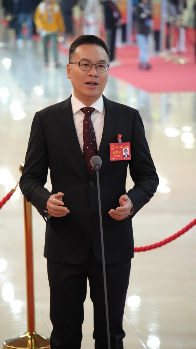 省人大代表,省律师协会副会长,广东广悦律师事务所高级合伙人、董事会主席黄山在代表通道发言。张瑞霖/摄