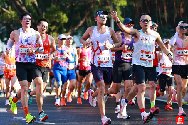2025年12月21日，广州马拉松赛的赛道上，大批业余跑者组成的大部队正迎着晨光奔跑，尽显全民参与的活力与热情。