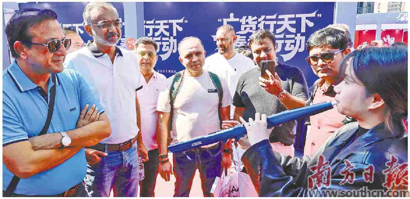 外籍客商在现场欣赏商家展示数码笛发出的优美音乐。南方日报记者 鲁力 摄