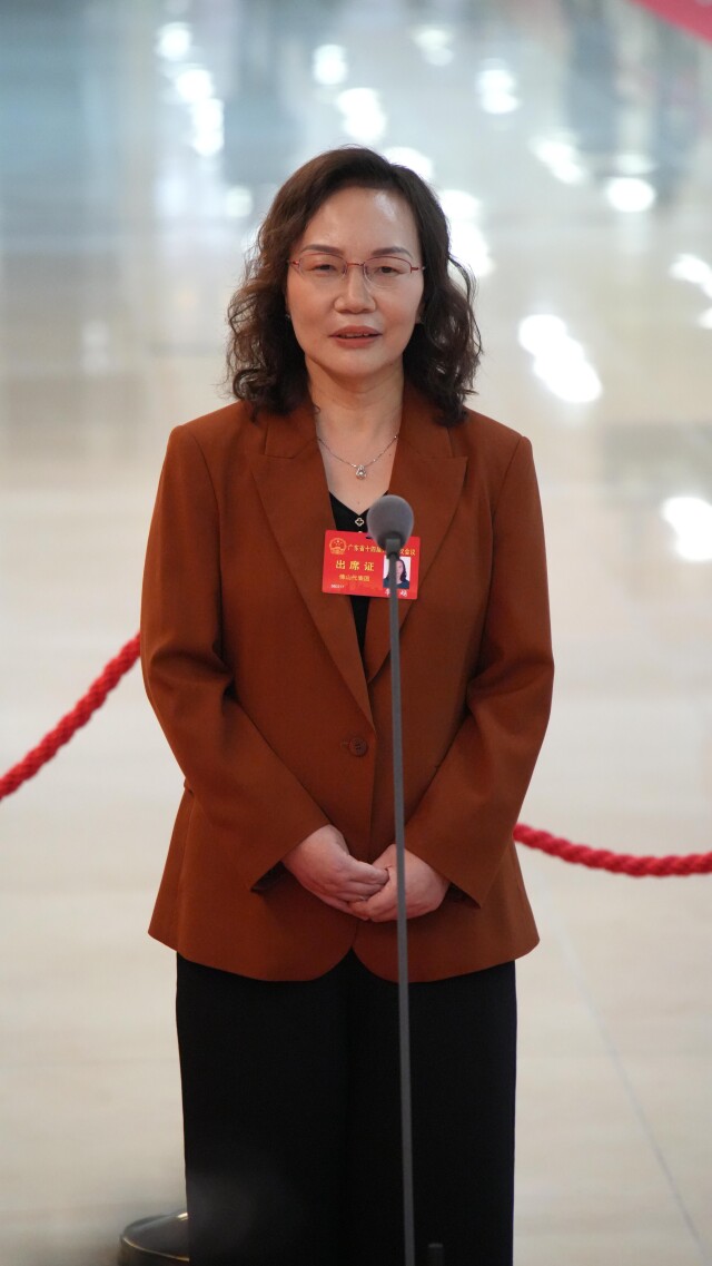 省人大代表、广东冠盛新材料股份有限公司董事会秘书李越在代表通道发言。张瑞霖/摄