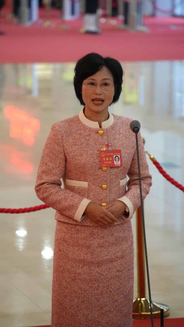 省人大代表、珠海龙胜渔业科技有限公司总经理黄舜梅在代表通道发言。张瑞霖/摄