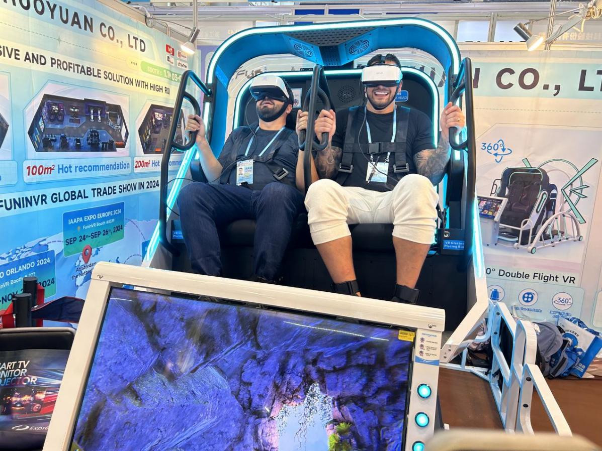采购商在展台现场体验VR游戏