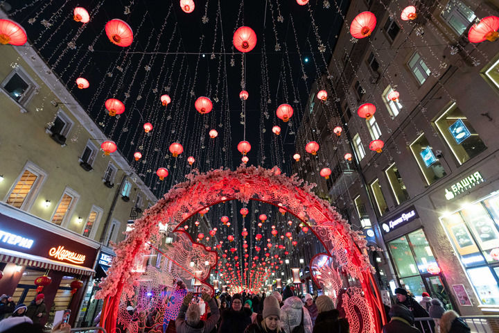 這是2024年2月9日在俄羅斯首都莫斯科拍攝的掛滿(mǎn)中國(guó)新年主題裝飾的街道。新華社記者 白雪騏 攝