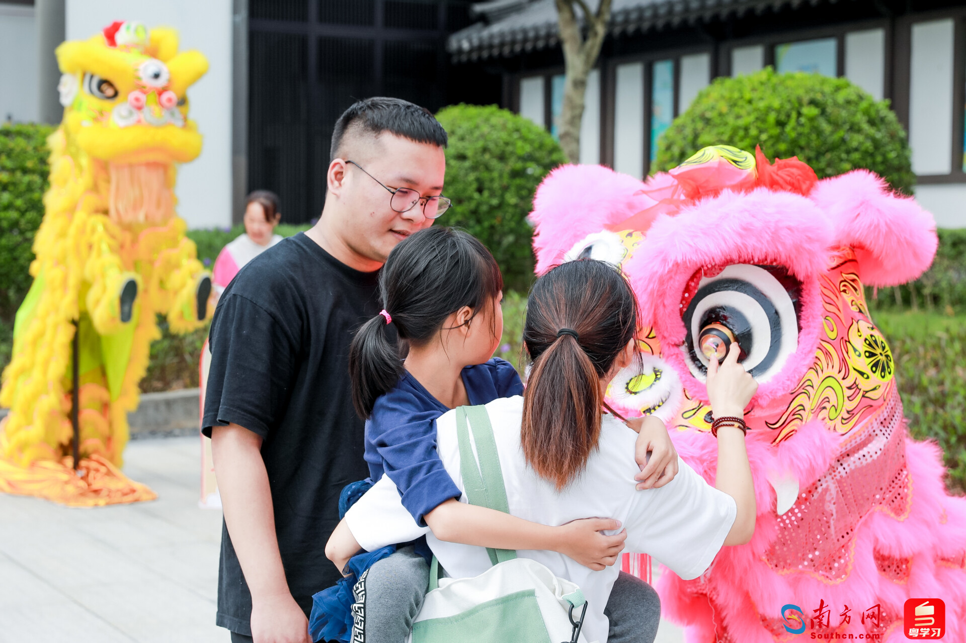 市民观众前来活动现场打卡。