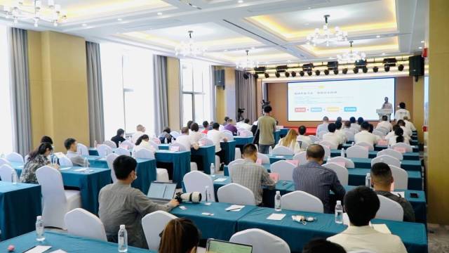 6月21日，“首届中国（镇宁）李子产业峰会”在”中国蜂糖李”之乡贵州镇宁举办。