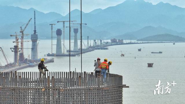 　2022年10月20日，黄茅海跨海通道控制性节点——黄茅海大桥和高栏港大桥两座主桥的5座主塔正在“节节攀升”。