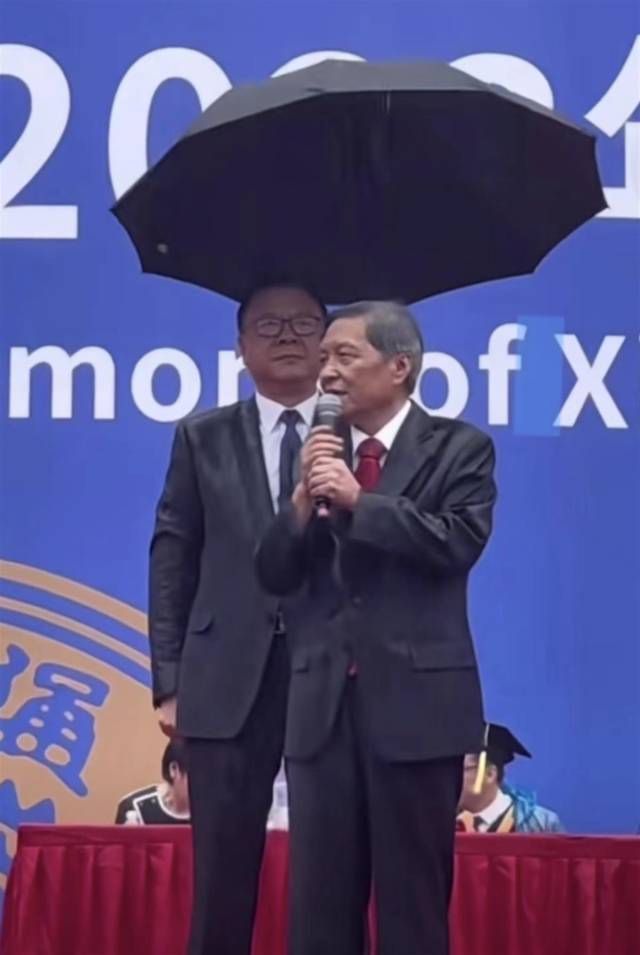 西安交大毕业典礼校长冒雨致辞，书记悄悄撑伞站身后。（来源：视频截图）