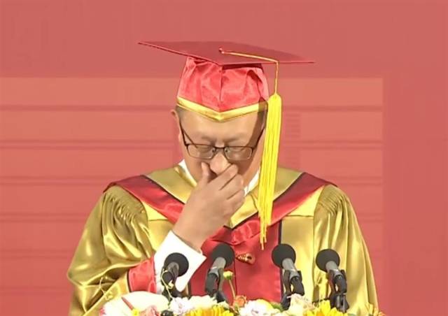 国科大校长泪洒毕业典礼现场。（来源：视频截图）