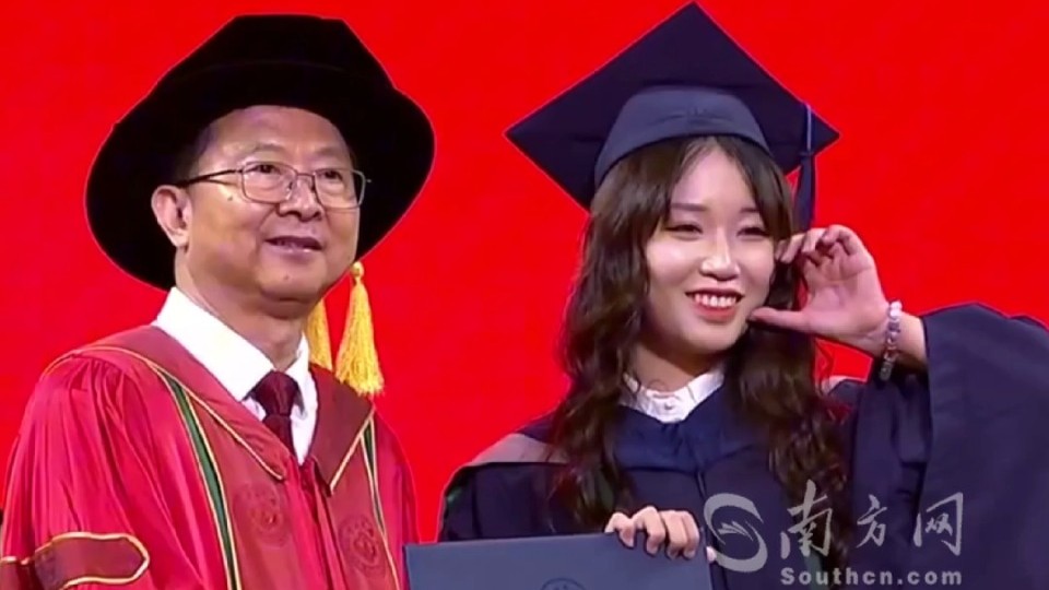 比心、点赞……中大校长和毕业学子的互动太有爱