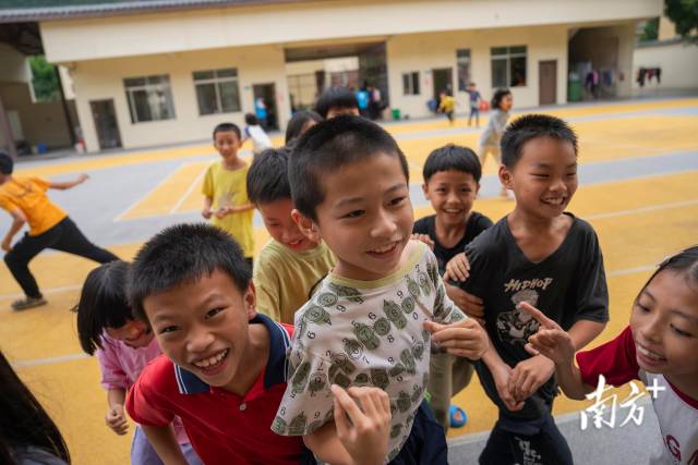 贵子镇秋风根小学安置了部分受灾村民与学生。