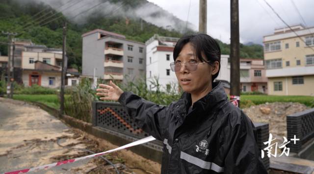刘名芳回到当初进入村子的道路，查看村庄情况。