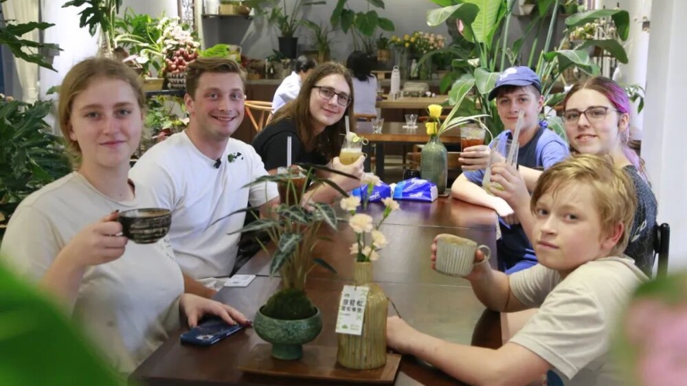 Foreigners discover the magic of lychee cuisine in DG