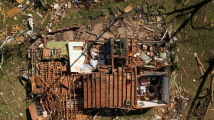 美国多地遭强风暴袭击:房屋被掀翻,灾区如“战场” 美国多地遭强风暴袭击:房屋被掀翻,灾区如“战场”