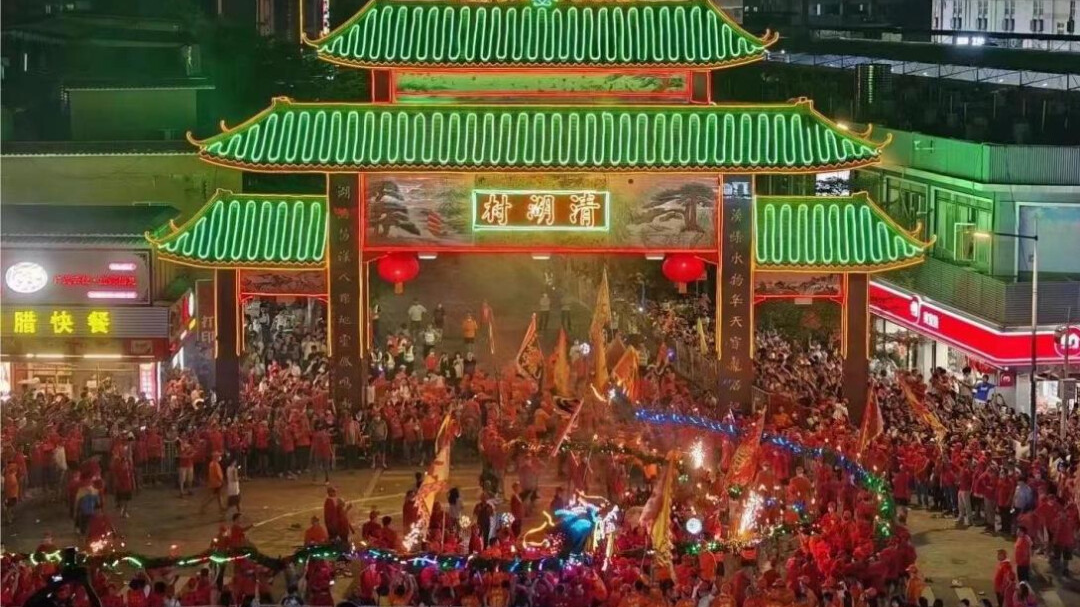 Dance with Fire Dragons during Mid-Autumn Festival in Guangzhou's Baiyun