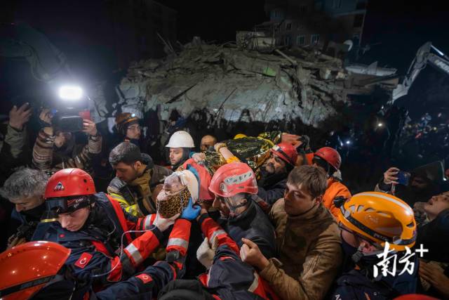 当地时间2月14日晚，救援人员从废墟中成功救出一名被困时间超200小时的幸存者。