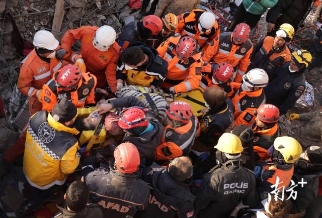 当地时间14日17时，在土耳其震中城市卡赫拉曼马拉什，一名35岁女子在被困9日后被成功营救，目前已经顺利送医。