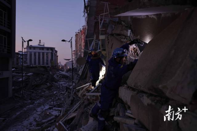当地时间2月10日晚上，在土耳其马拉蒂亚省，蓝天救援队在废墟中探测到生命迹象并展开救援。