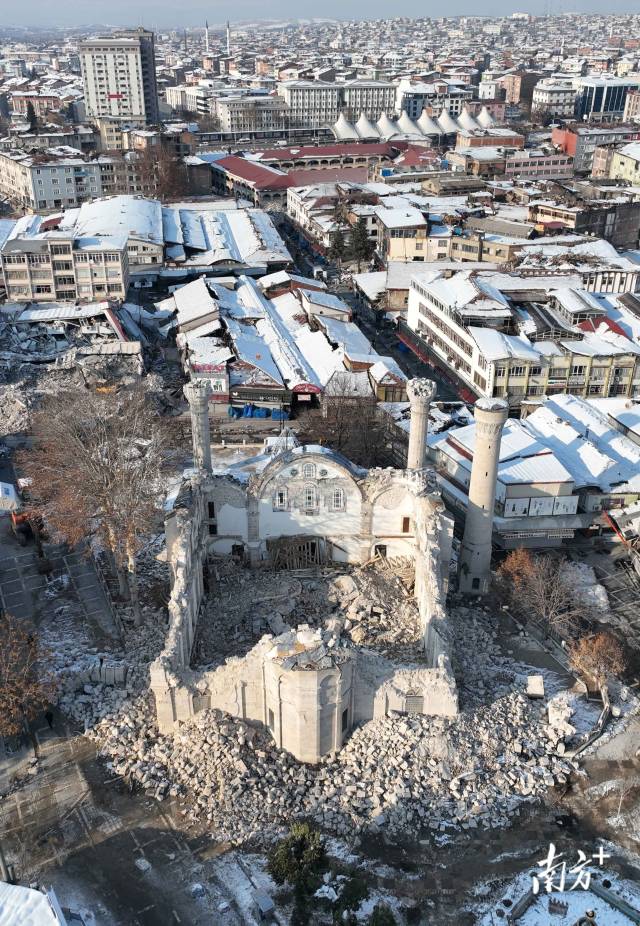 当地时间2月11日，坐落在土耳其马拉蒂亚省耶尼清真寺迄今已有180年历史，在此次地震中部分坍塌。