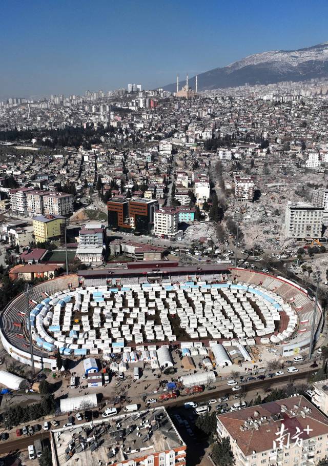 当地时间2月15日，卡赫拉曼马拉什体育馆设为临时安置点，一名管理人员告诉记者，体育馆内搭建了近400顶帐篷，大约住着4000人，其中既有土耳其人也有叙利亚人。