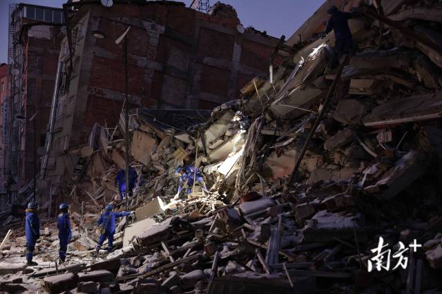 当地时间2月10日晚上，在土耳其马拉蒂亚省，蓝天救援队在废墟中探测到生命迹象并展开救援。