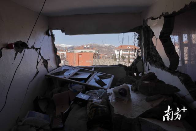 当地时间 2月13日，在卡赫拉曼马拉什省，一处坍塌的居民楼，屋内一片狼藉。