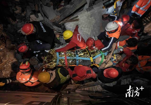 当地时间2月11日晚，中国救援队与当地救援队经过从白天到黑夜的努力，成功从废墟中救出一名幸存者。