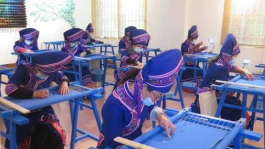 Traditional needlework revives in hands of Zhuang housewives