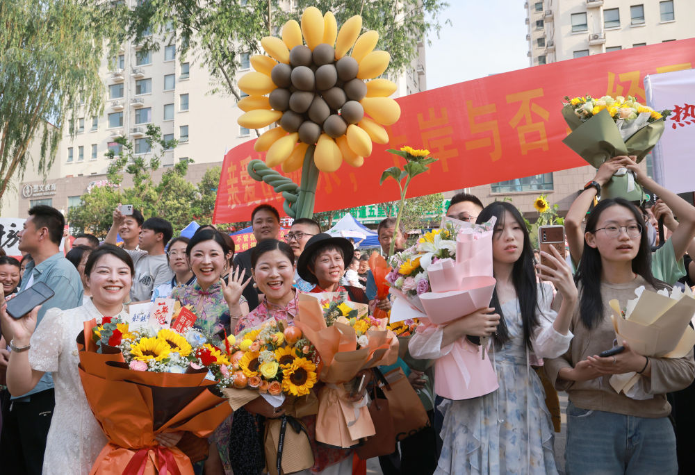 　　6月10日，考生亲友在山东省临沂市第二中学考点外等候。<strong></strong>当日，2025年全国高考落幕。新华社发（许传宝摄）