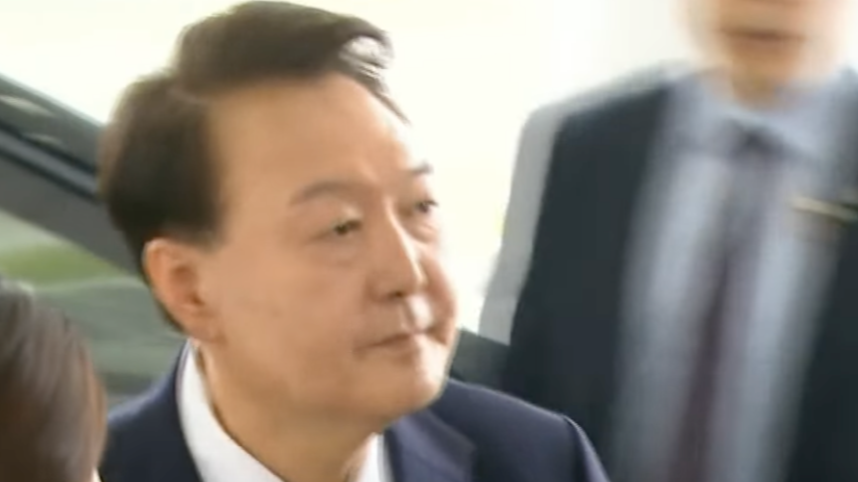 韩国前总统尹锡悦抵达特检组 首度出面接受调查