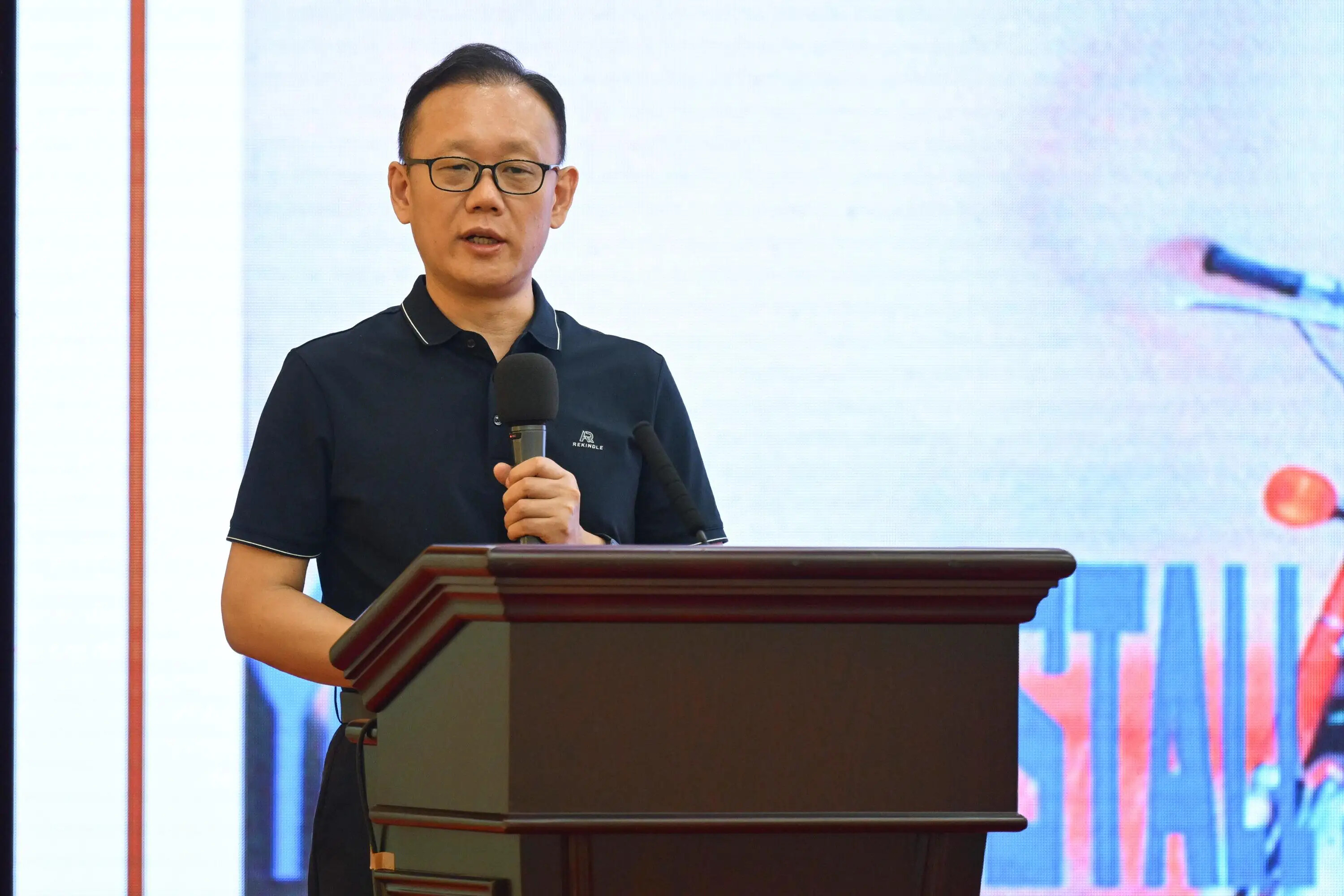 广州大学新闻与传播学院教授孔令顺