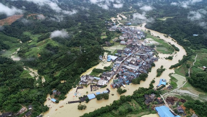强风吹倒树木诱发表土塌方 广西岑溪一处民房受损2人死亡