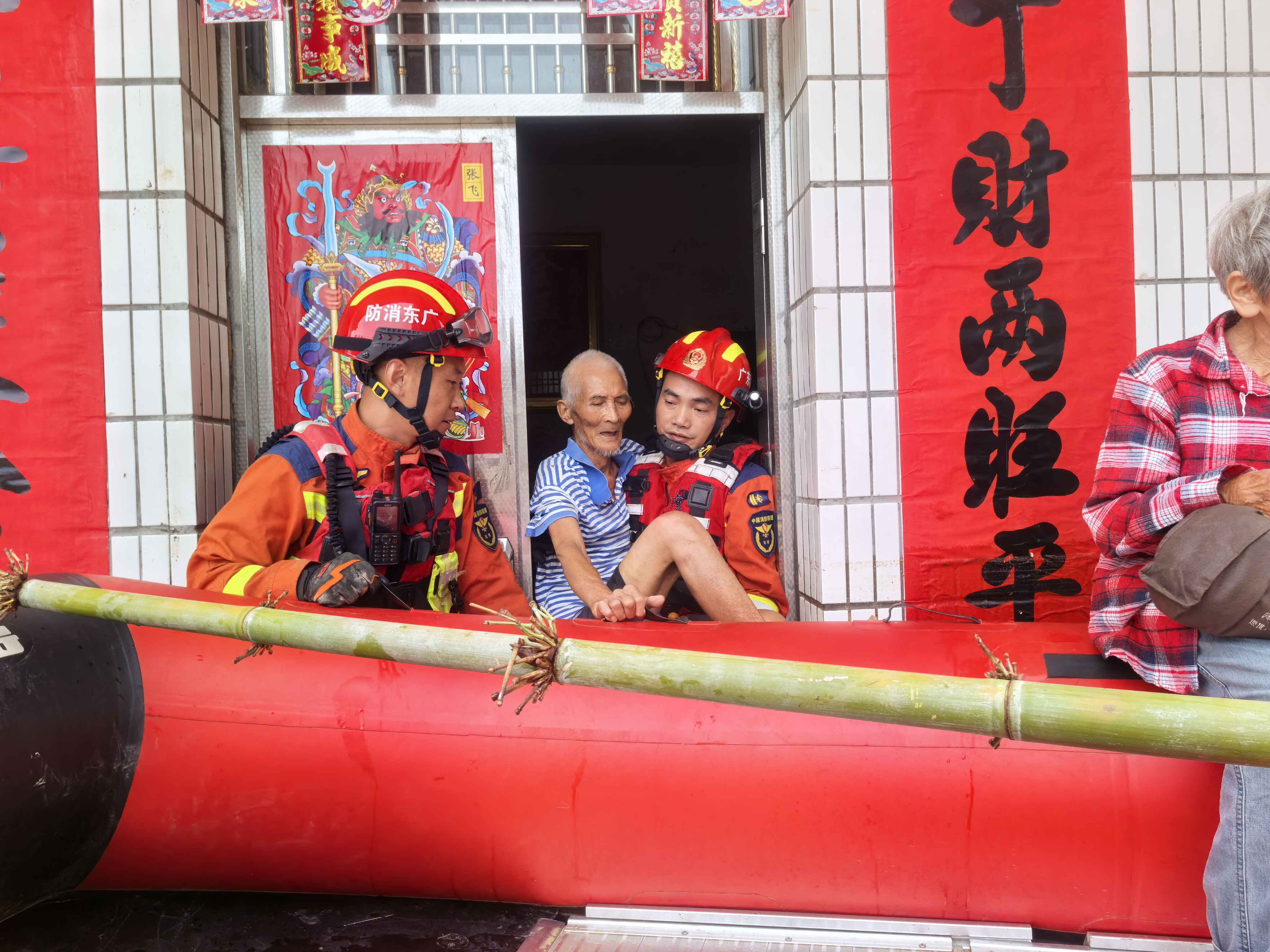 台风来袭！两老人被困家中，云安消防紧急转移