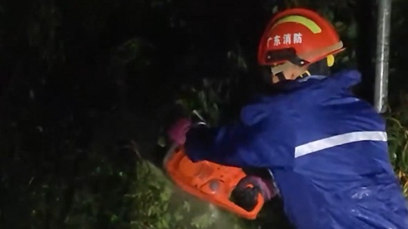 广东多地消防员在风雨中彻夜除障