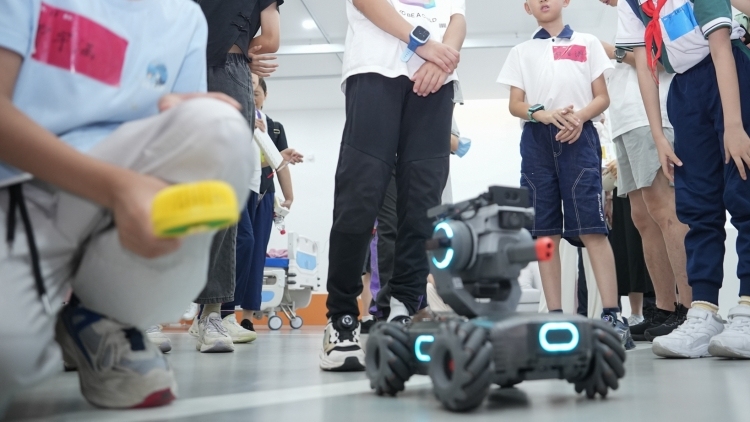 不用手也能打地鼠？南方报业小记者解锁脑机AI“读心术”