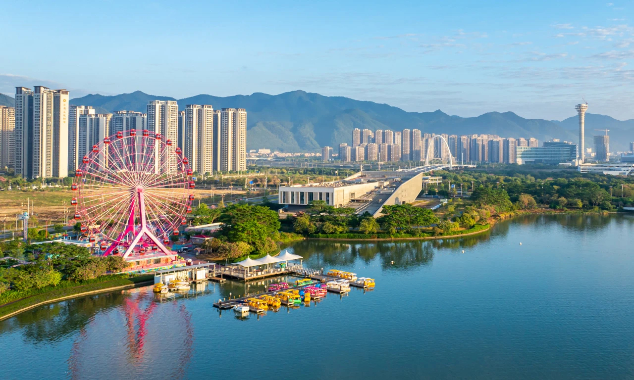 Yanyang Lake Park in Zhaoqing.