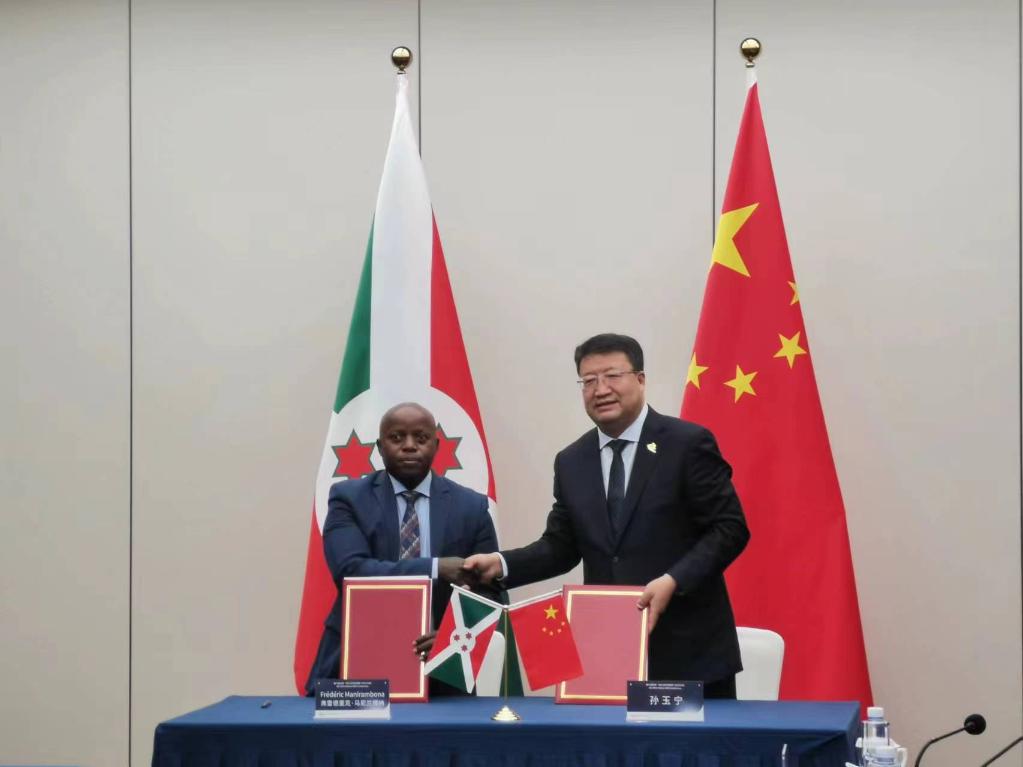 中国海关总署副署长孙玉宁与布隆迪共和国税务局代表签署AEO互认安排。新华社记者王丰 摄。