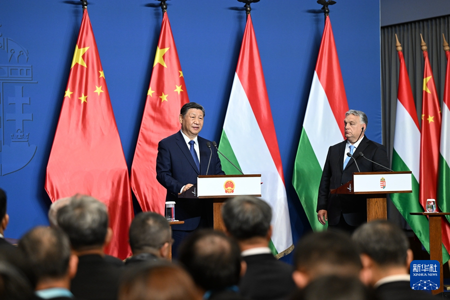 　　当地时间5月9日下午，国家主席习近平在布达佩斯总理府同匈牙利总理欧尔班会谈后共同会见记者。新华社记者 谢环驰 摄