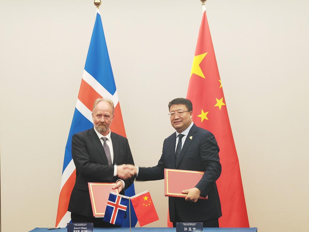 中国海关总署副署长孙玉宁与冰岛税务与海关署代表签署AEO互认安排。新华社记者丁乐 摄。