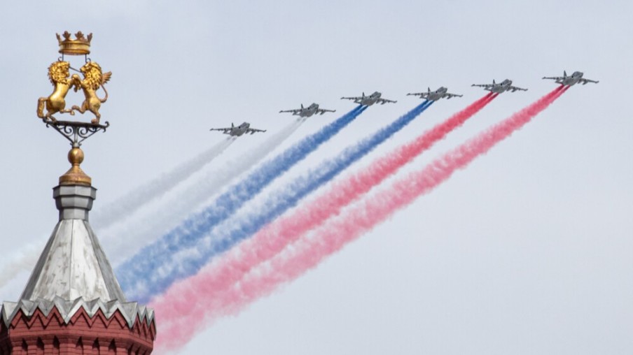 Russian holds military parade, citizens vow to remember the history