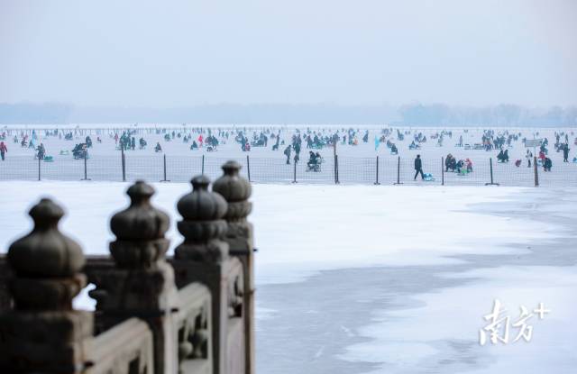 冰雪覆盖下的颐和园,市民游客们在湖面上滑冰。 南方+ 张迪 拍摄 冰雪覆盖下的颐和园,市民游客们在湖面上滑冰。 南方+ 张迪 拍摄