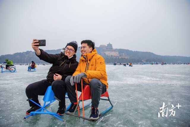 冰雪覆盖下的颐和园,市民游客们在湖面上游玩拍照。 南方+ 张迪 拍摄 冰雪覆盖下的颐和园,市民游客们在湖面上游玩拍照。 南方+ 张迪 拍摄