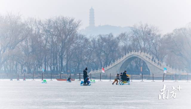冰雪覆盖下的颐和园,市民游客们在湖面上滑冰。 南方+ 张迪 拍摄 冰雪覆盖下的颐和园,市民游客们在湖面上滑冰。 南方+ 张迪 拍摄