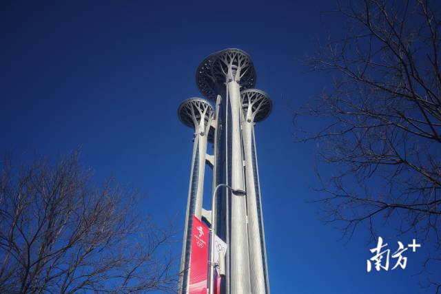 2月2日上午,北京冬奥会火炬接力启动仪式在北京奥林匹克森林公园举行。图为北京奥森公园附近的奥林匹克塔。 南方+ 张迪 拍摄 2月2日上午,北京冬奥会火炬接力启动仪式在北京奥林匹克森林公园举行。图为北京奥森公园附近的奥林匹克塔。 南方+ 张迪 拍摄