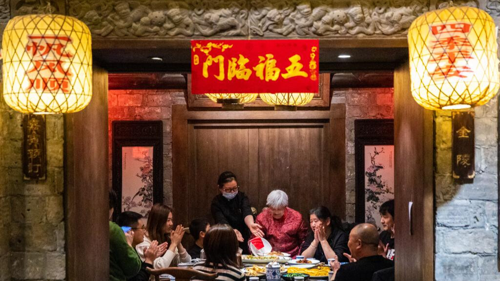 People have reunion meals on eve of Spring Festival across China