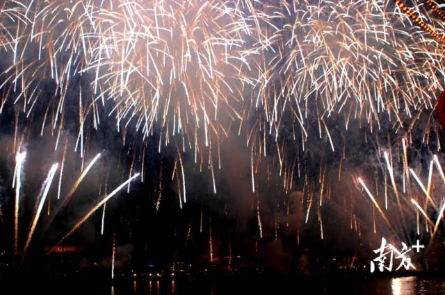 白鵝潭煙花 黃國(guó)祥 攝