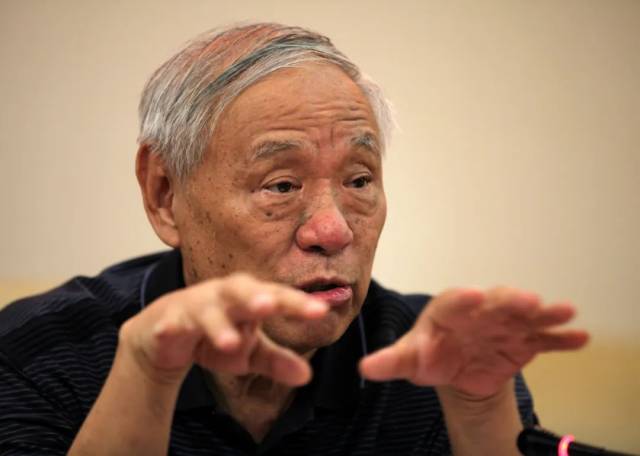 王小谟在位于北京的电子科学研究院回答媒体提问（2013年7月18日摄）。新华社记者 金立旺 摄