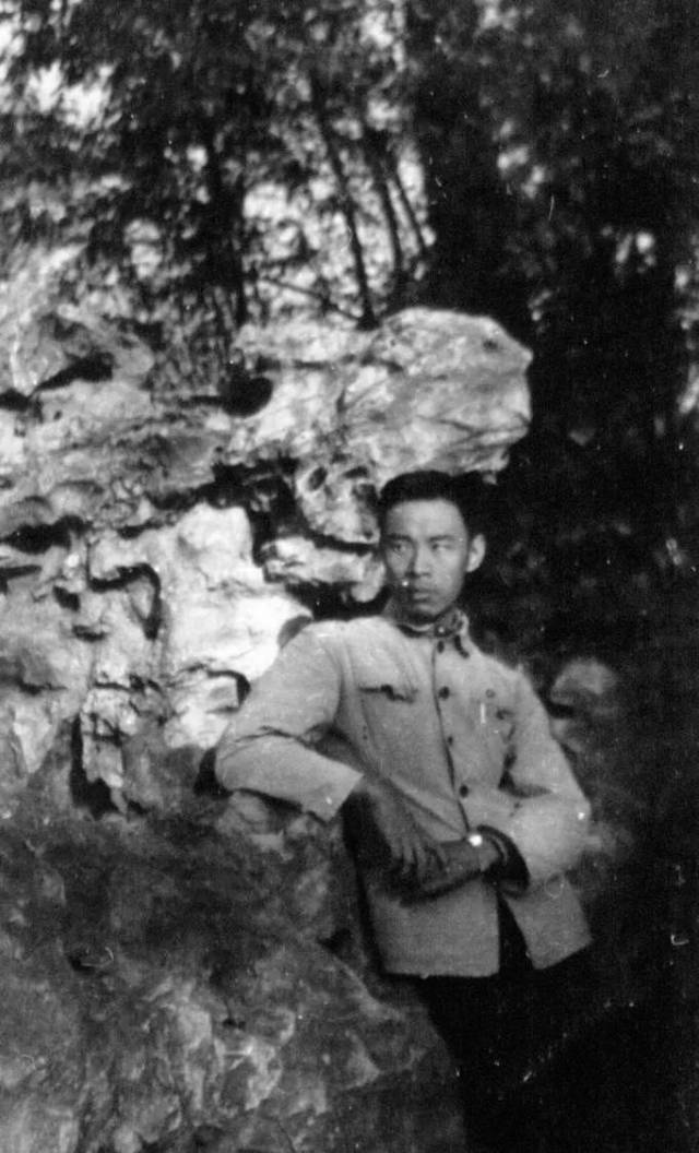 1982年，王小谟在长沙留影（资料照片）。新华社发（中国电子科技集团有限公司电子科学研究院供图）