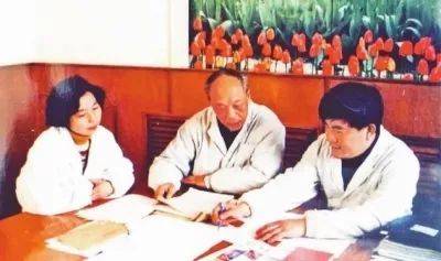 王振义和学生陈竺、陈赛娟。图片来源：人民日报（上海血研所提供）